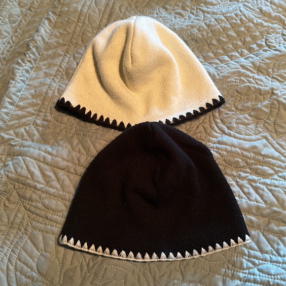 Two Roxy beanies - Picture 2 of 5